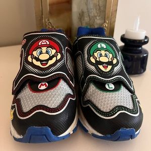 Super Mario, Mario and Luigi kids light up sneakers. Velcro strap pull on shoe.